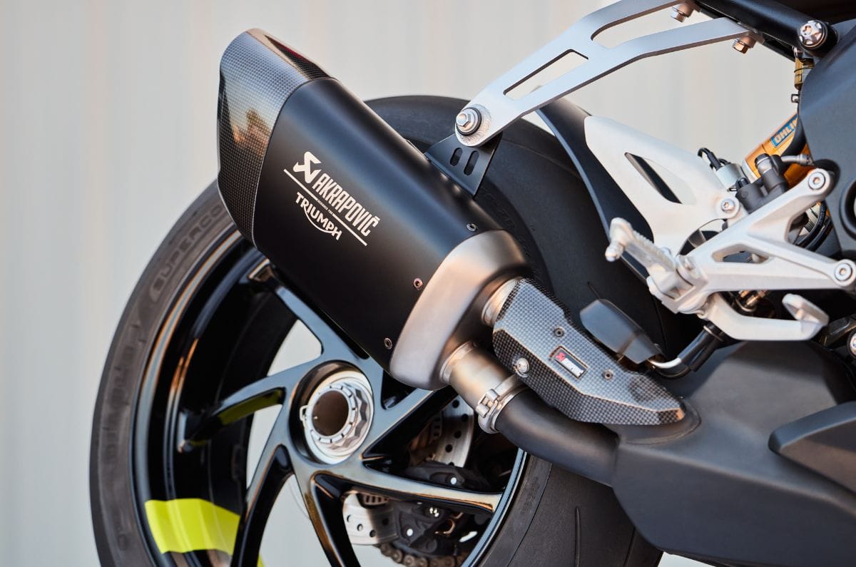 An Akrapovič silencer that features a titanium outer wrap and mounting bracket, a carbon fibre endcap and exhaust valve cover, and is finished with a laser etched Akrapovič logo.